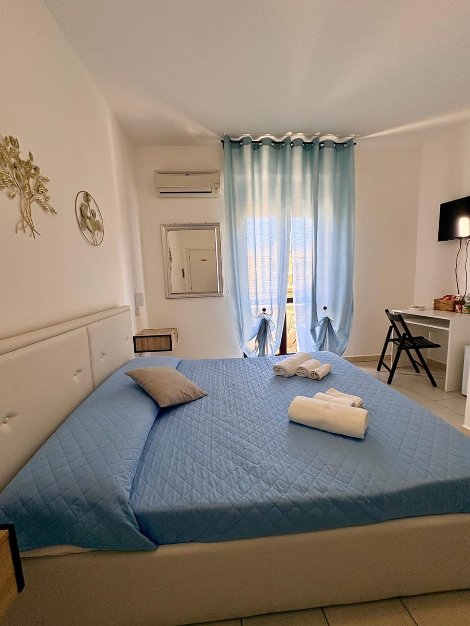 Bed, Photo of the whole room, Bedroom, towels
