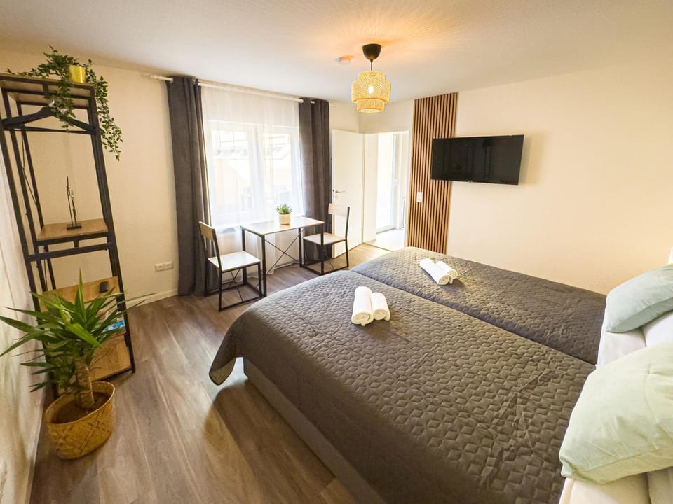 Bed, TV and multimedia, Photo of the whole room, Bedroom, towels