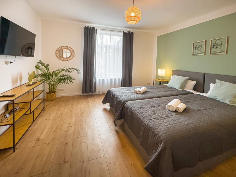 Bed, TV and multimedia, Photo of the whole room, Bedroom, towels