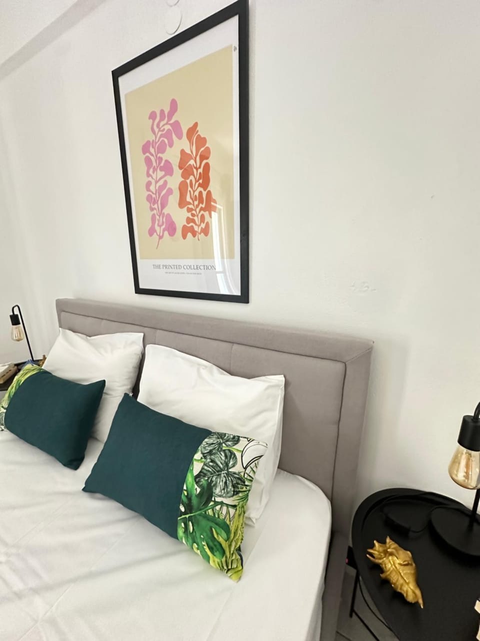 Bed, Photo of the whole room, Bedroom, internet, air conditioner
