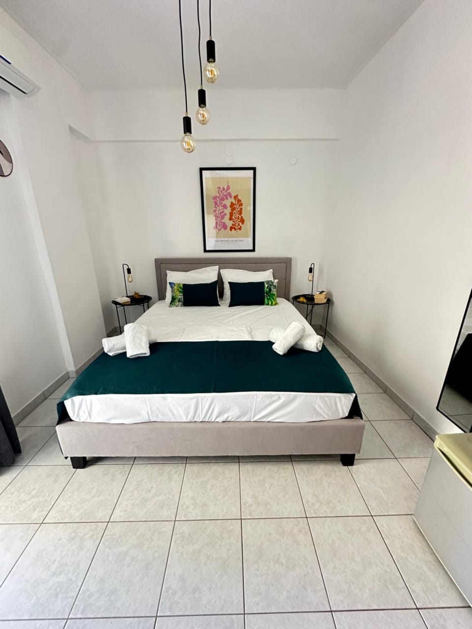 Bed, Photo of the whole room, Bedroom, internet, air conditioner