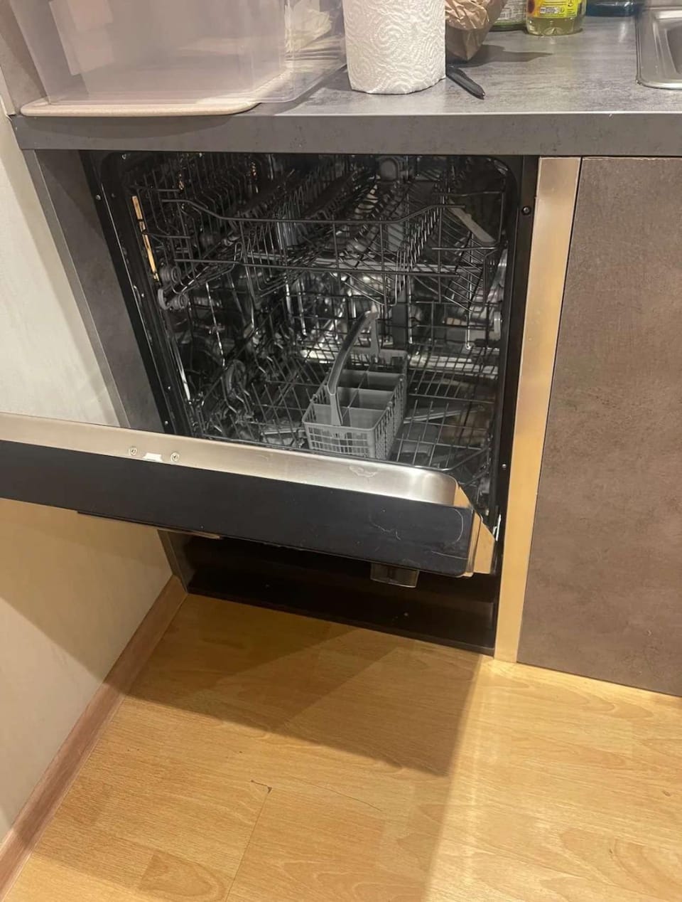 Kitchen or kitchenette, dishwasher