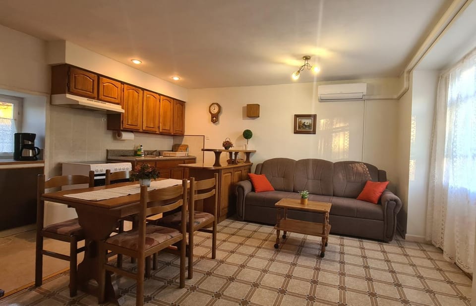 Kitchen or kitchenette, Seating area, Dining area