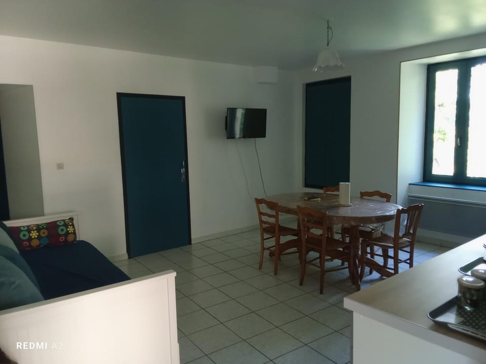 TV and multimedia, Kitchen or kitchenette, Living room, Seating area, Dining area