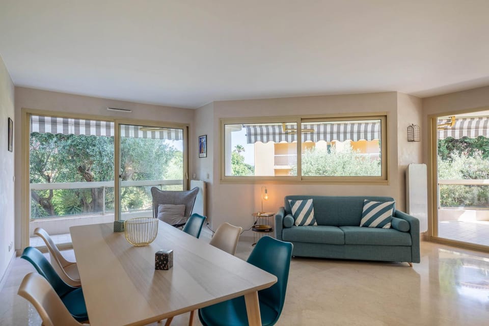 TANIT Piscine, 6 couchages, Parking Apartment in Antibes