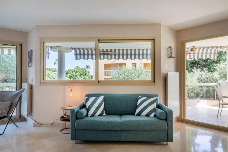 TANIT Piscine, 6 couchages, Parking Apartment in Antibes