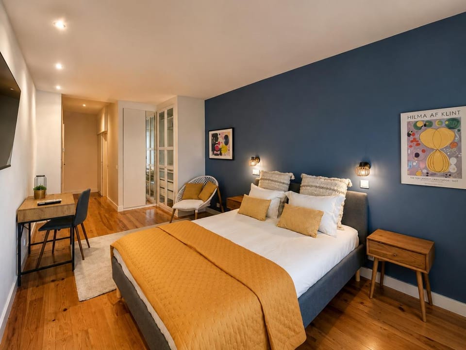 Bed, TV and multimedia, Bedroom