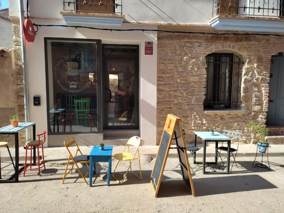 Property building, Lounge or bar, Street view, Entertainment, Entertainment, Quiet street view