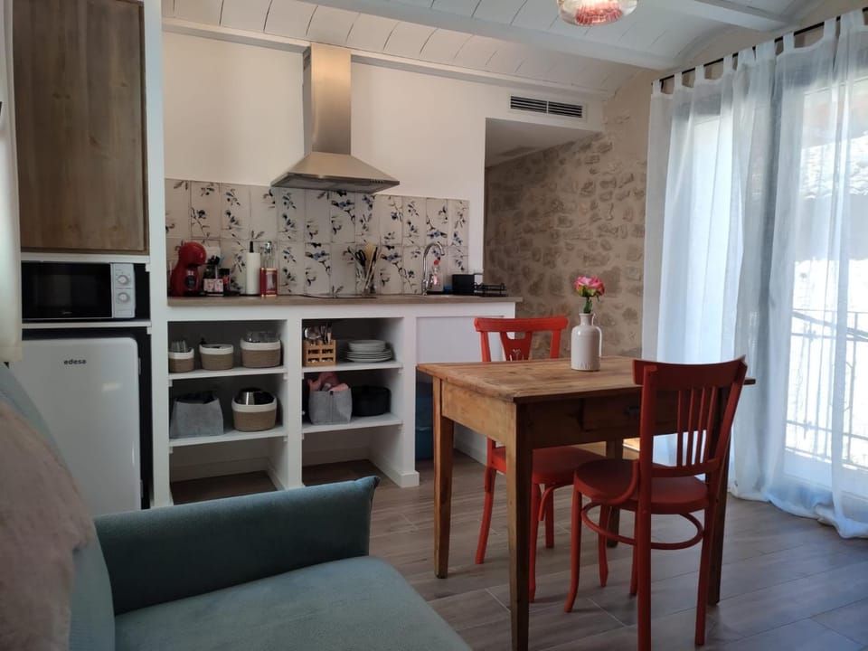 Kitchen or kitchenette, Dining area, air conditioner