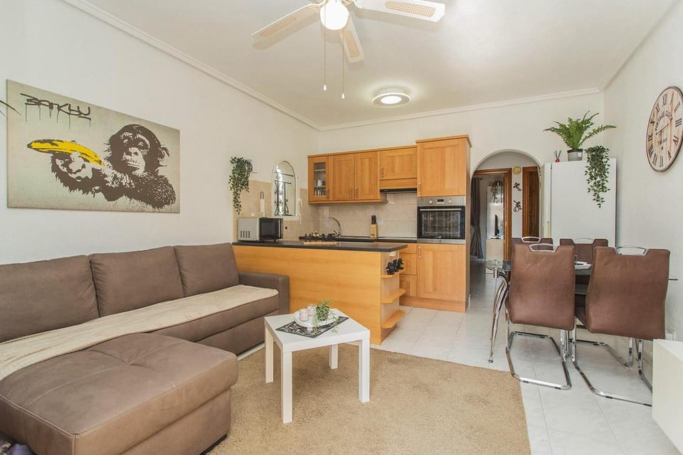 Kitchen or kitchenette, Living room, Seating area, Dining area