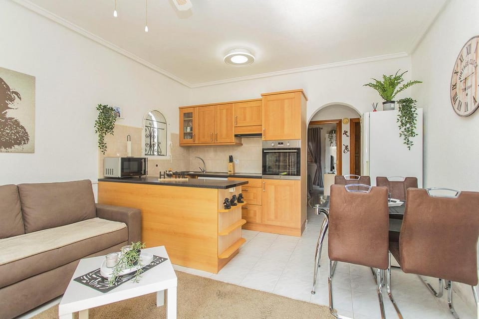 Kitchen or kitchenette, Living room, Seating area, Dining area, oven