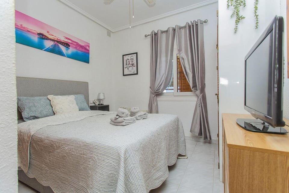 Bed, TV and multimedia, Bedroom, towels