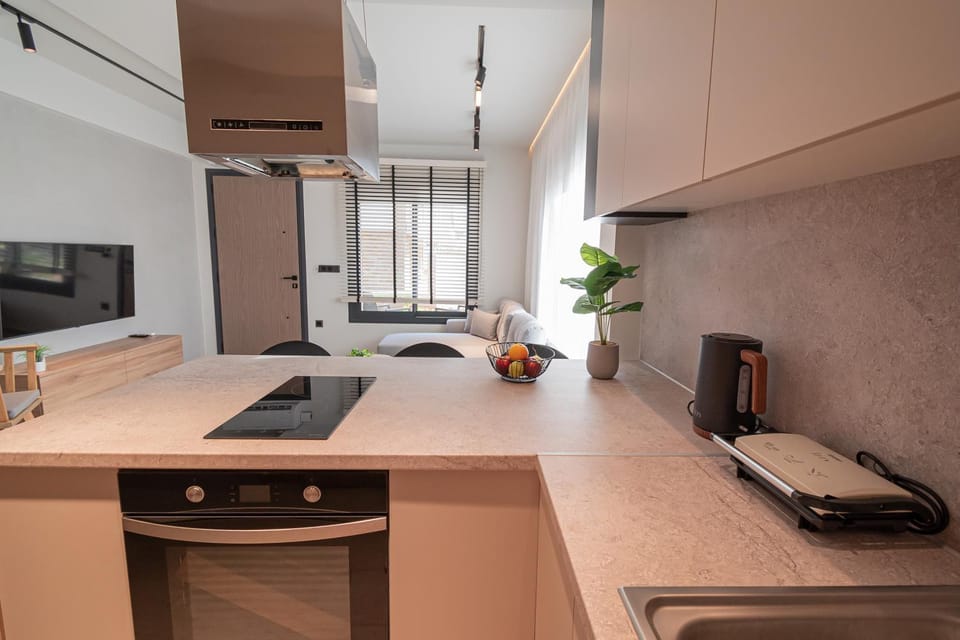 TV and multimedia, Kitchen or kitchenette, oven, stove