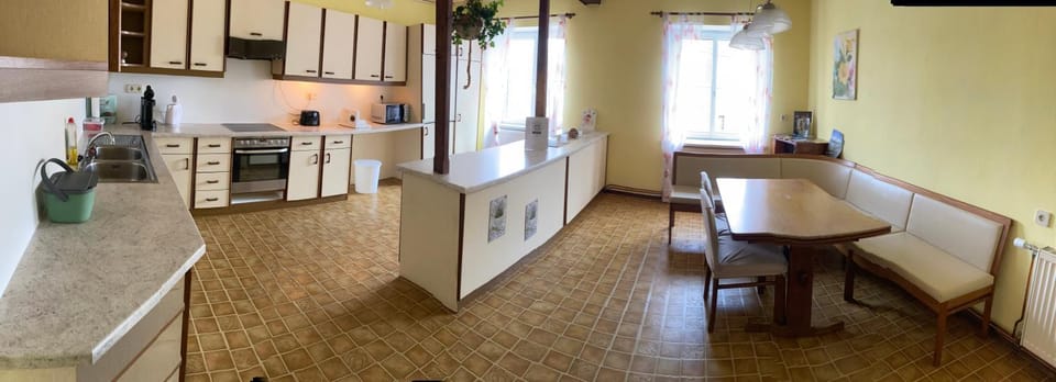 Kitchen or kitchenette, Dining area