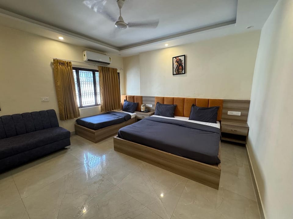 Bed, Living room, Photo of the whole room, Seating area, Bedroom, fireplace, air conditioner