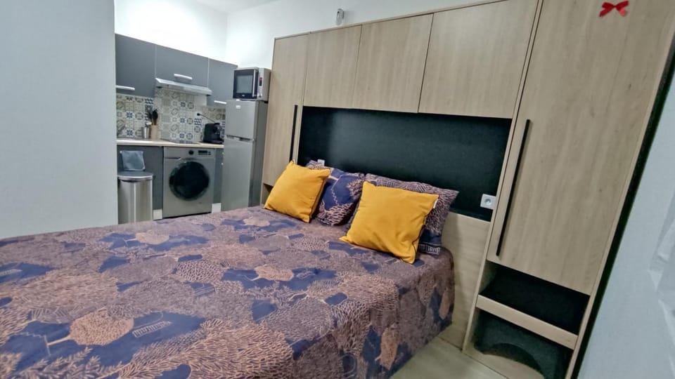 Bed, TV and multimedia, Photo of the whole room