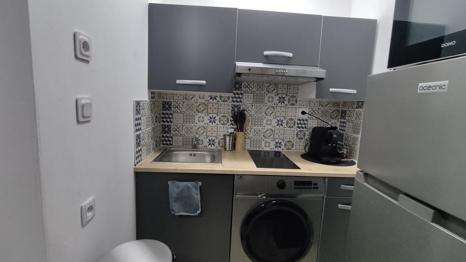 Kitchen or kitchenette, washing machine