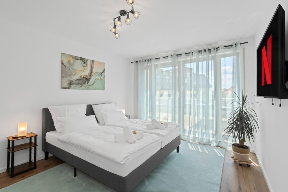 Bed, TV and multimedia, Photo of the whole room, Bedroom