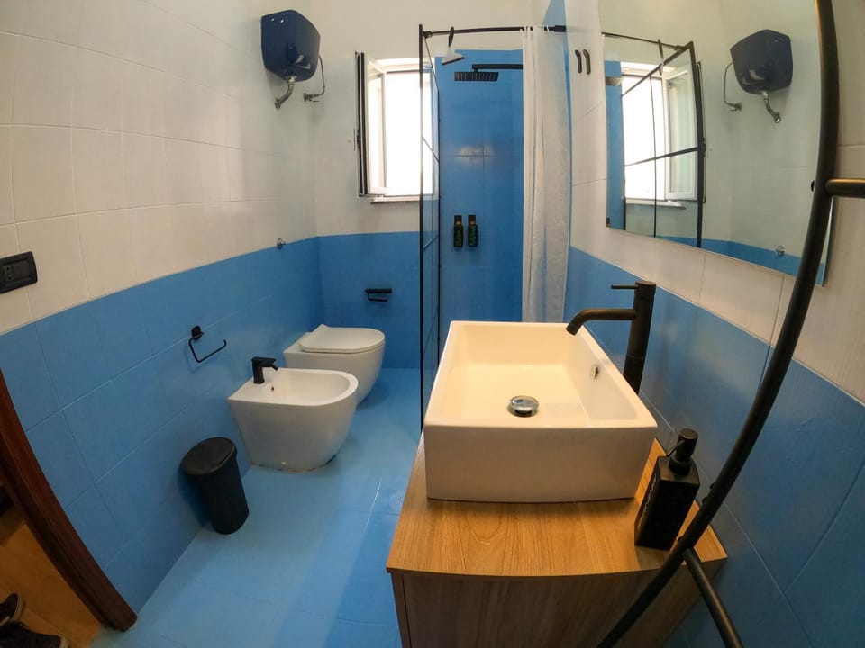 Shower, Toilet, Bathroom, bidet, towels
