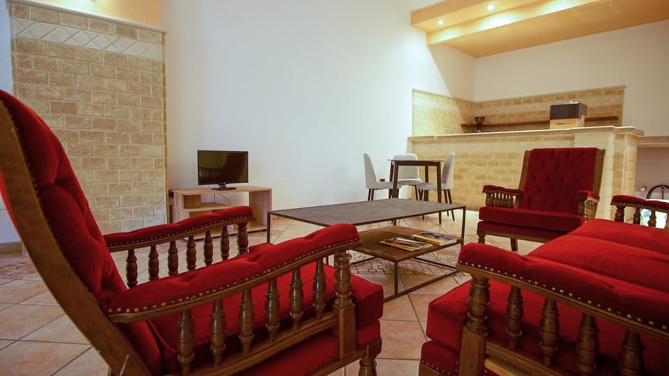 Communal lounge/ TV room, TV and multimedia, Living room, Seating area, Evening entertainment