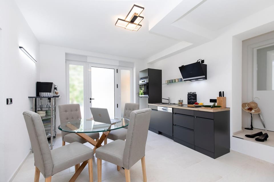 Kitchen or kitchenette, Seating area, stove