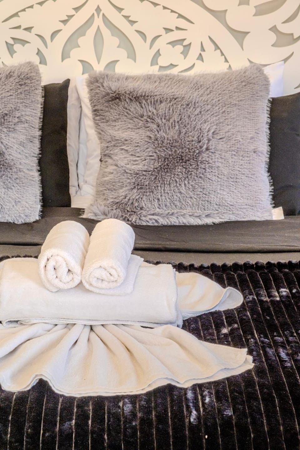 Bed, Bedroom, towels