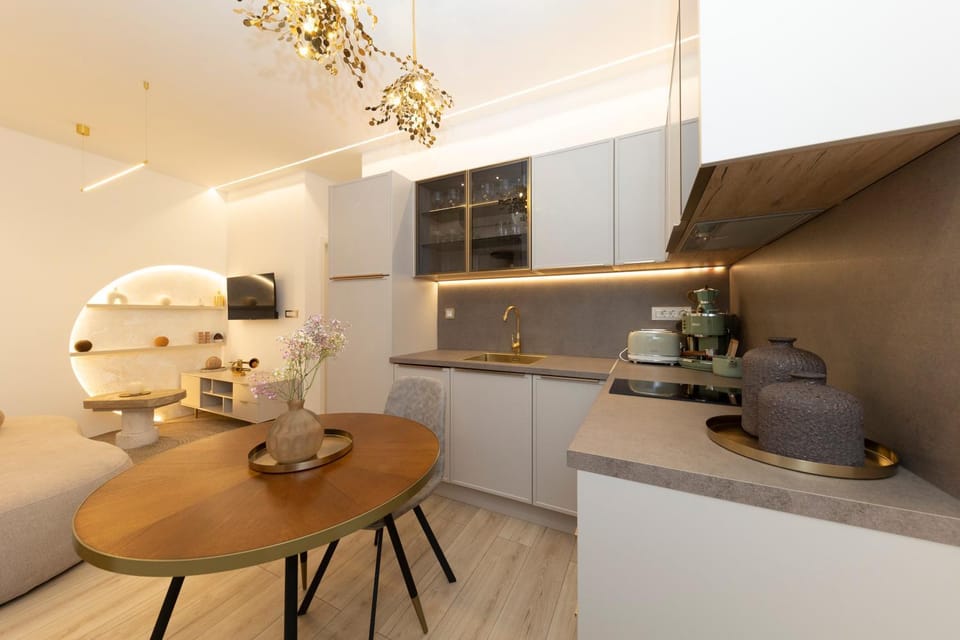 Kitchen or kitchenette, Dining area