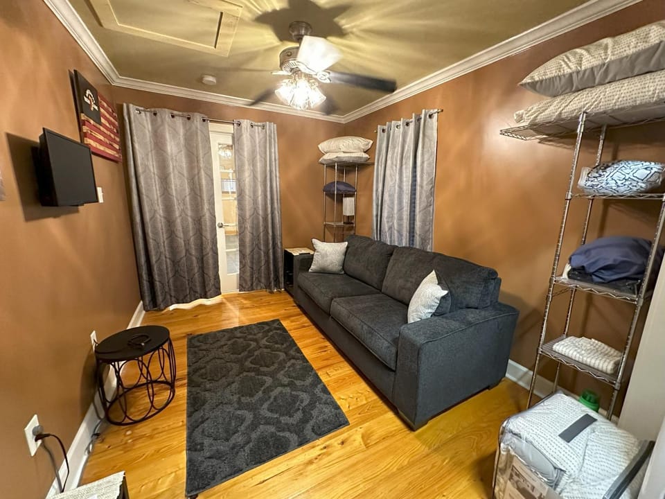 Bed, TV and multimedia, Bedroom