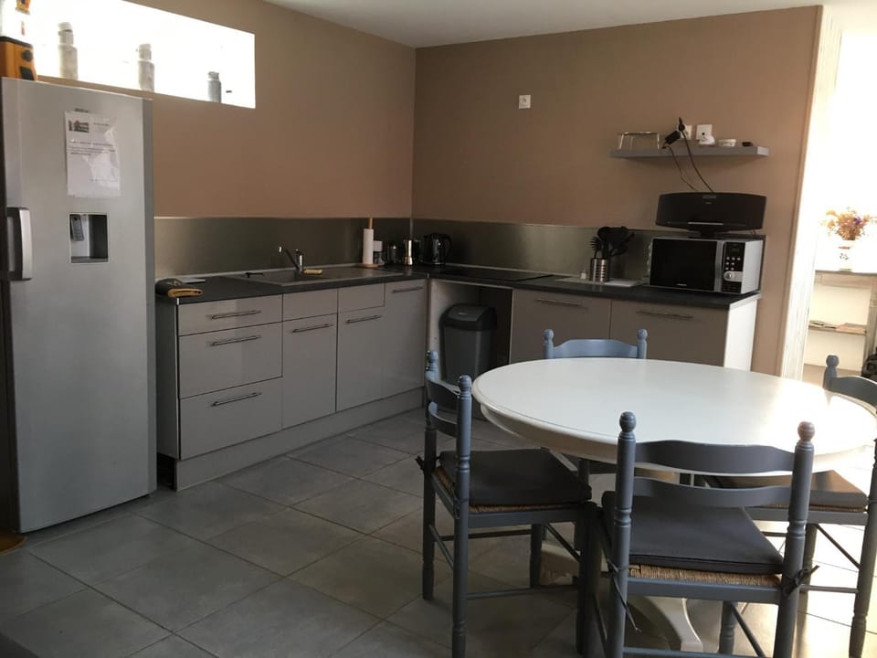 Dining area, dishwasher, oven, pet friendly, stove