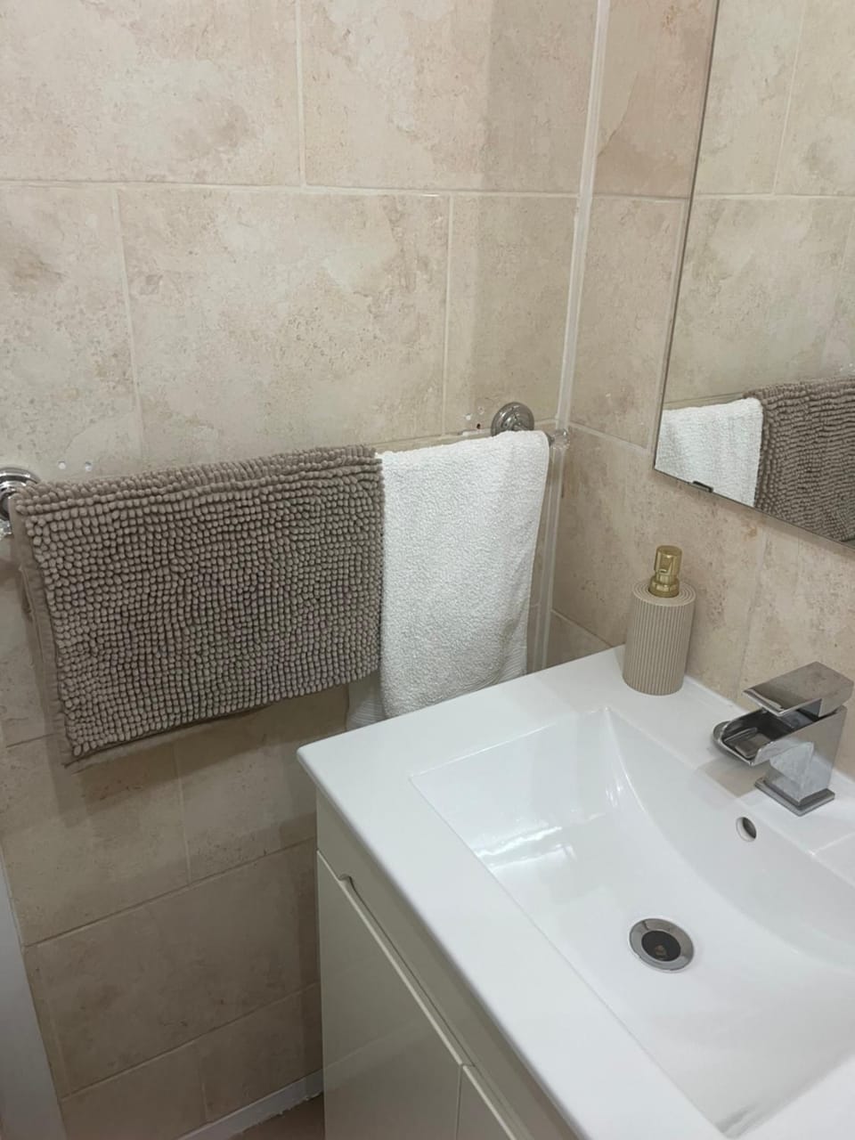 Spacious stylish apartment Croydon Apartment in Croydon