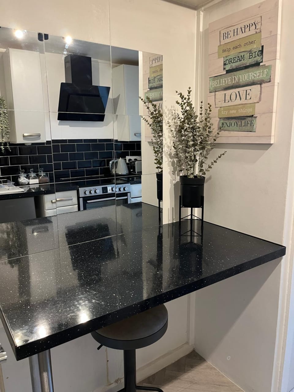 Spacious stylish apartment Croydon Apartment in Croydon