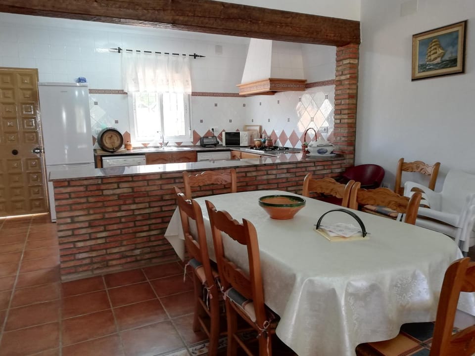 Kitchen or kitchenette, Seating area, Dining area, stove