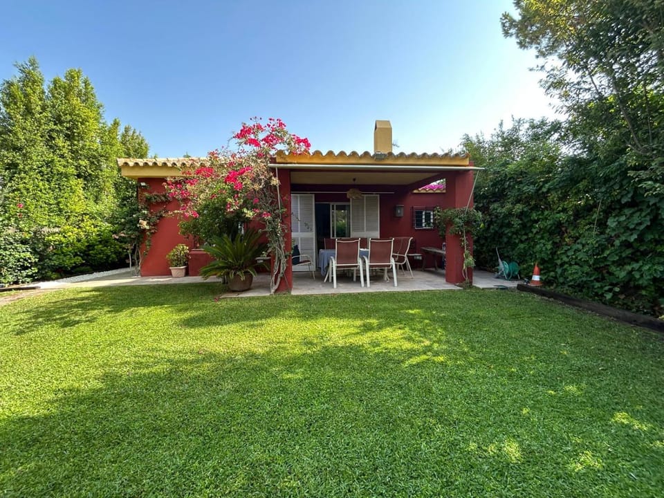 Facade/entrance, Off site, Garden