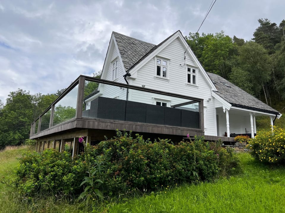 Property building, Day, Garden, Balcony/Terrace