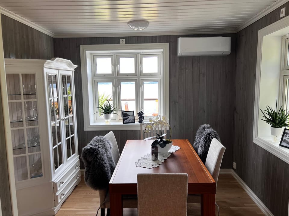 Seating area, Dining area