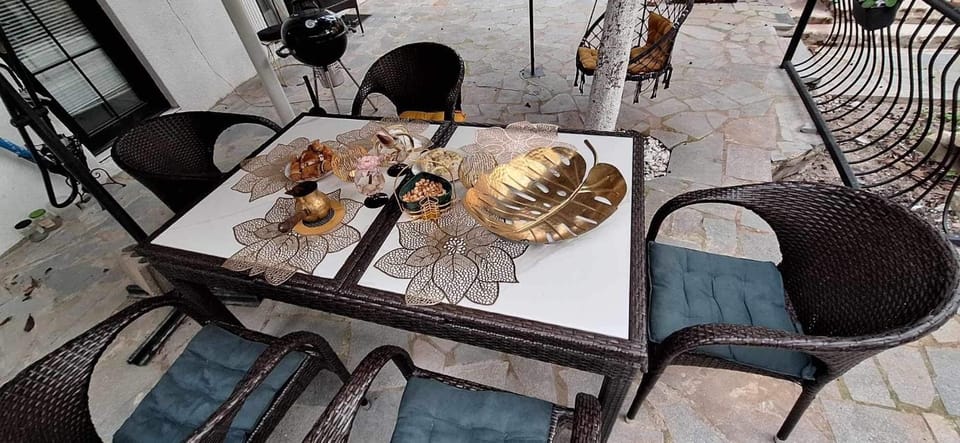 Food and drinks, Seating area, Dining area, Breakfast
