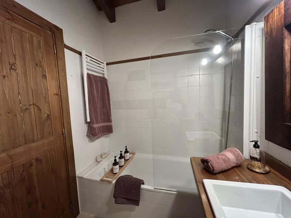 Bathroom, Bath, towels