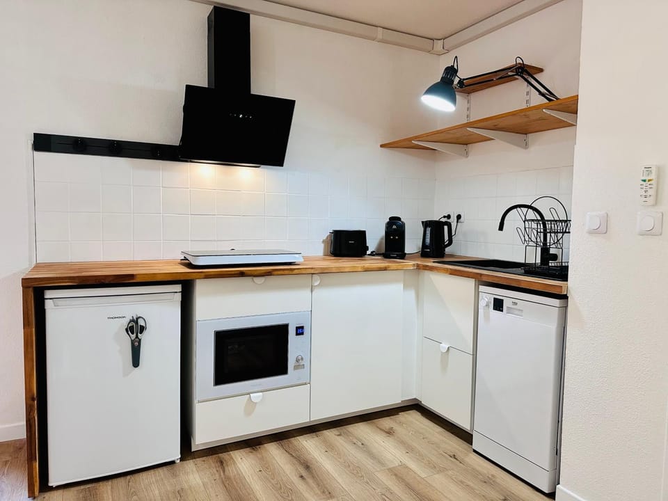 Kitchen or kitchenette