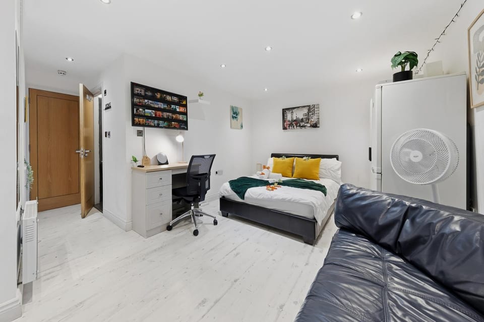 Bed, TV and multimedia, Living room, Photo of the whole room, Bedroom