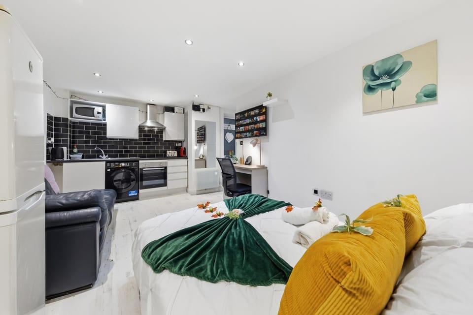 Bed, TV and multimedia, Kitchen or kitchenette, Living room, Photo of the whole room, Seating area, Dining area, Bedroom, oven, pet friendly, stove, towels