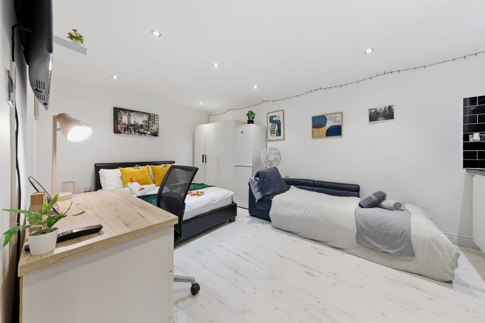 Bed, TV and multimedia, Living room, Photo of the whole room, Seating area, Bedroom