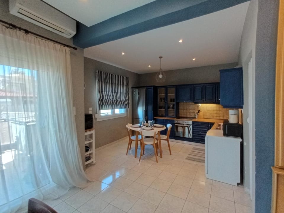 Kitchen or kitchenette, Dining area, air conditioner