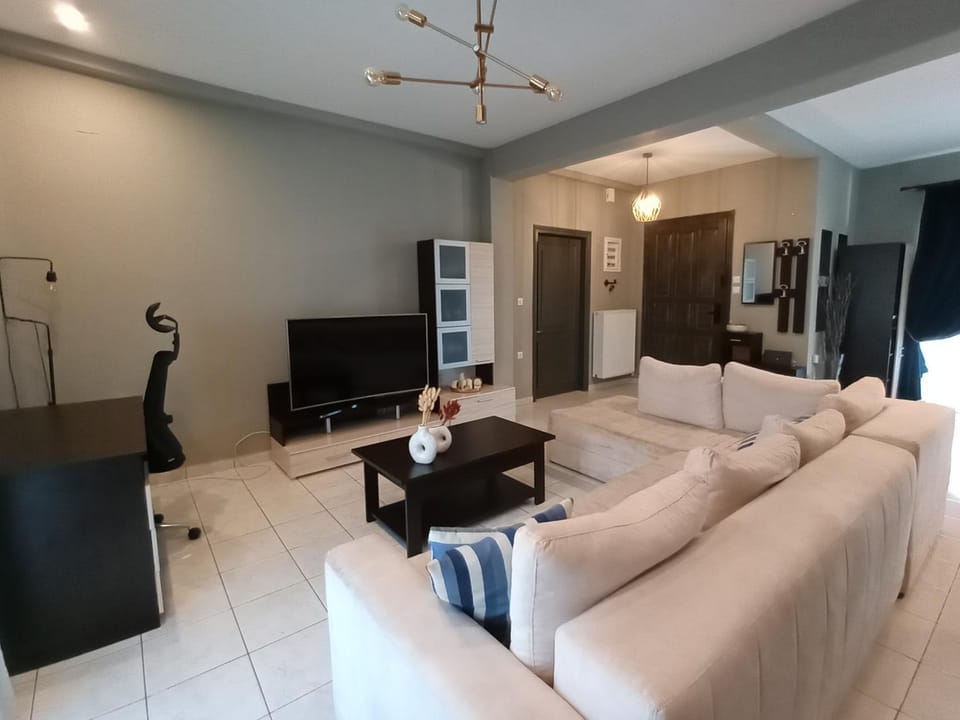 Communal lounge/ TV room, TV and multimedia, Living room, Seating area, Evening entertainment