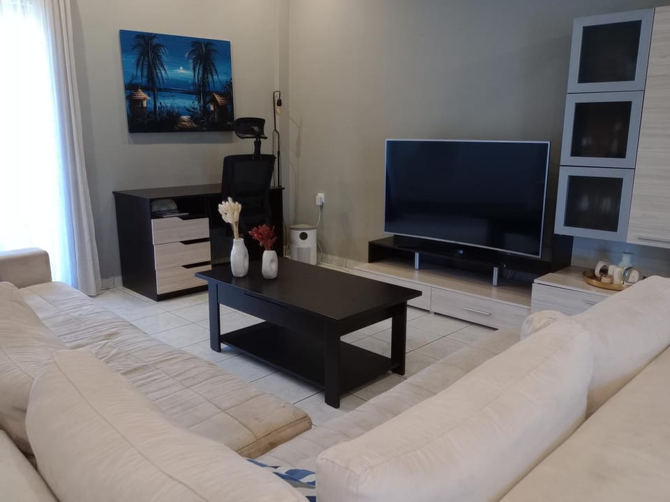 TV and multimedia, Living room, Seating area, Evening entertainment