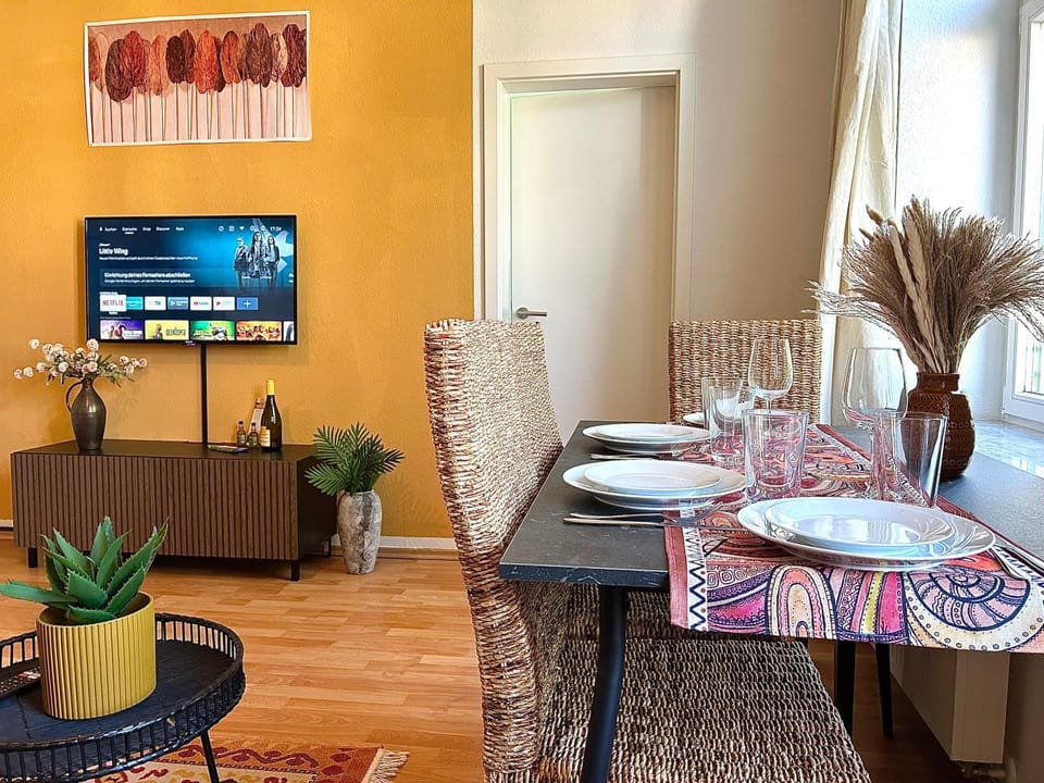 Communal lounge/ TV room, TV and multimedia, Living room, Seating area, Dining area, Evening entertainment
