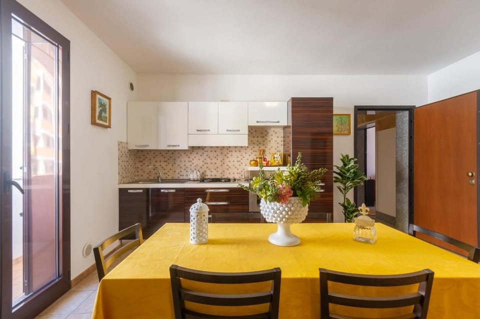 Kitchen or kitchenette, Dining area, stove