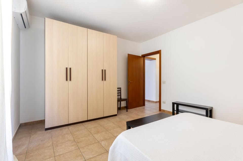 Photo of the whole room, Bedroom, wardrobe