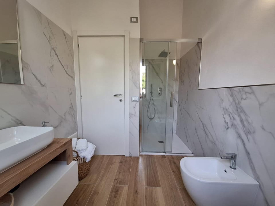 Shower, Toilet, Bathroom, towels