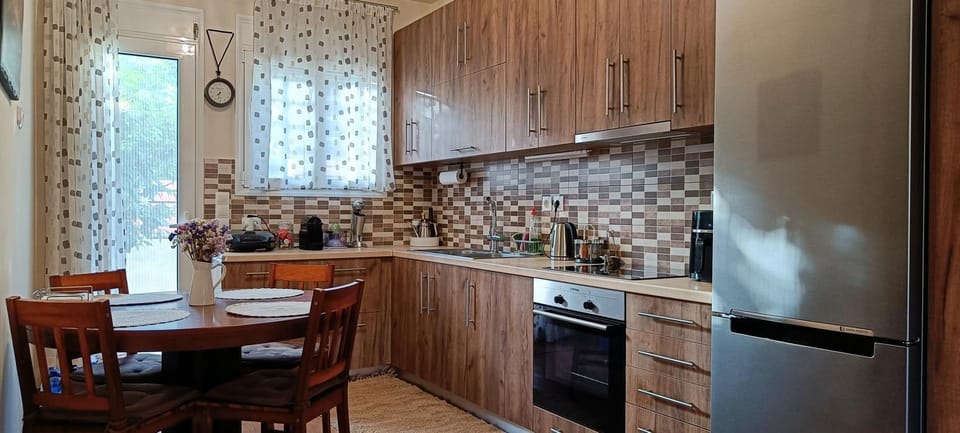 Kitchen or kitchenette, Dining area, stove