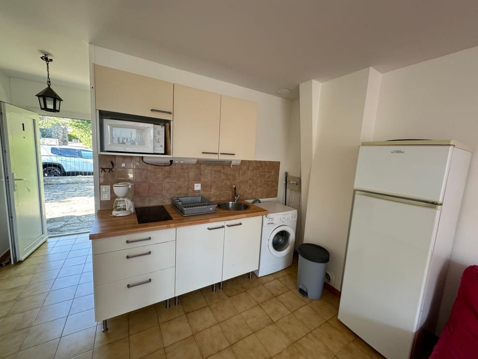 Kitchen or kitchenette, stove, washing machine